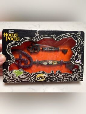 Disney Hocus Pocus Collectable Key Set NWT